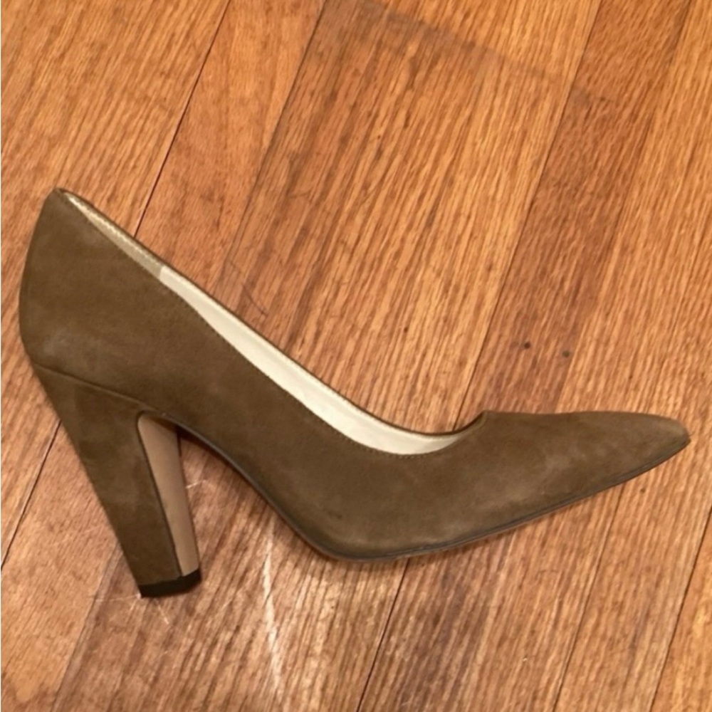 Anne Klein Flex Tonia Suede Pumps in Taupe - Size 7